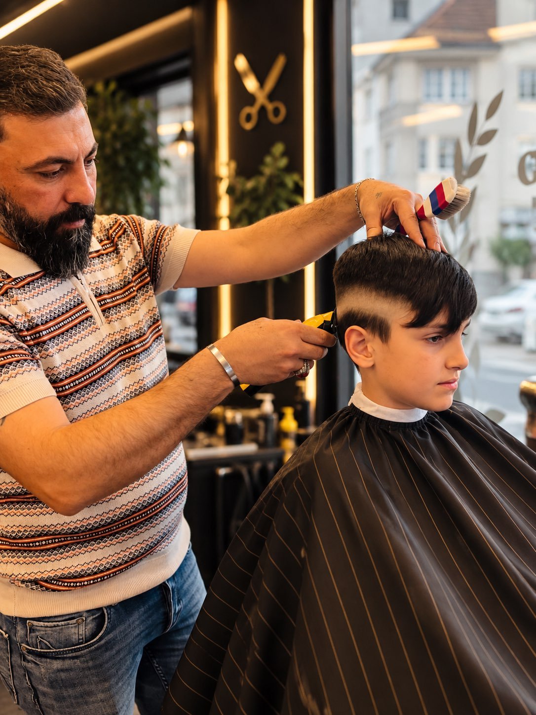 Kind bekommt Haarschnitt